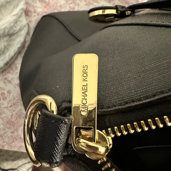 Michael kors satchel - Picture 5 of 8
